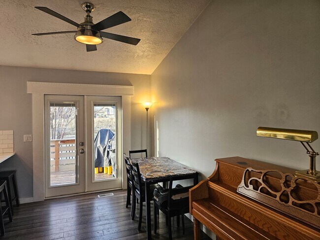 Building Photo - Spacious 4-Bed, 2-Bath Pet-Friendly Home with Central Air & 2-Car Garage! - Available NOW!