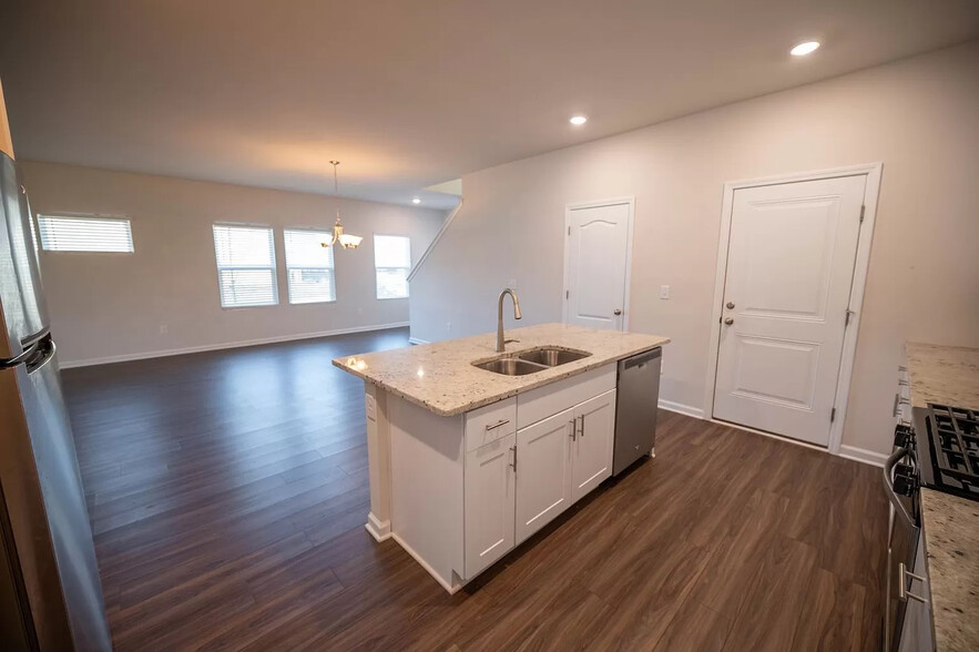 Building Photo - Room in House on Lake Barkley Way