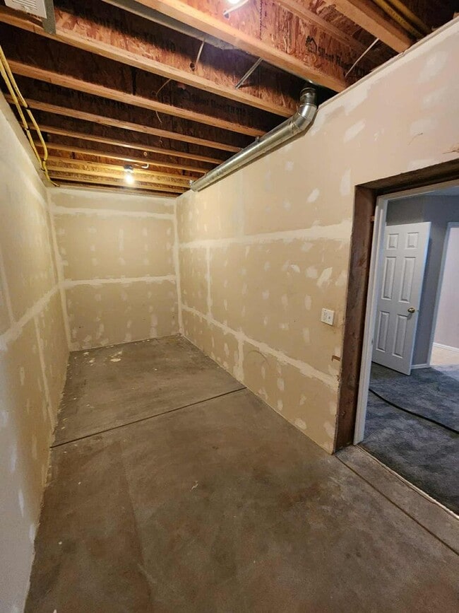 Building Photo - 3 Bedroom 3 Bath Rancher Town Home 2 Car Garage