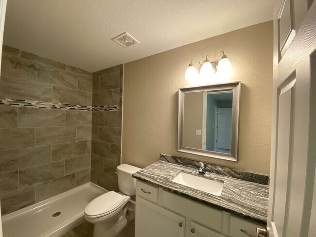 Building Photo - Desirable SW Ocala Neighborhood 3/2/2 **Wo...