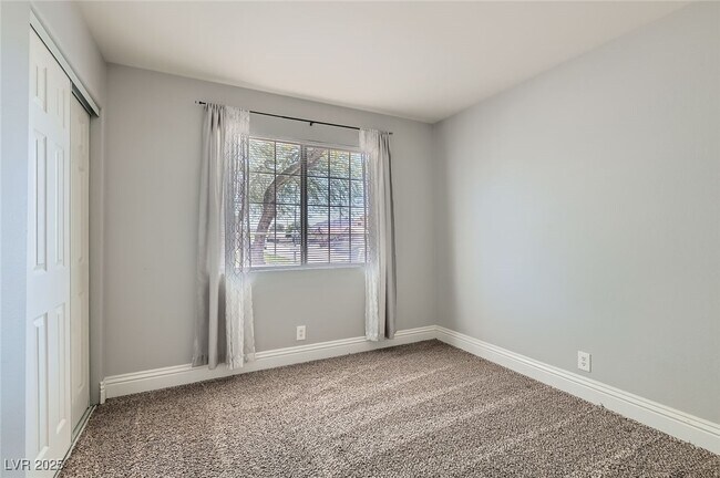 Building Photo - 924 Clubview Dr