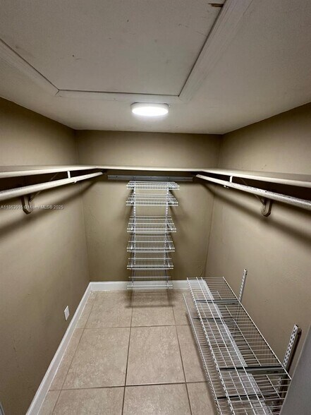 Building Photo - 13707 Kendale Lakes Cir