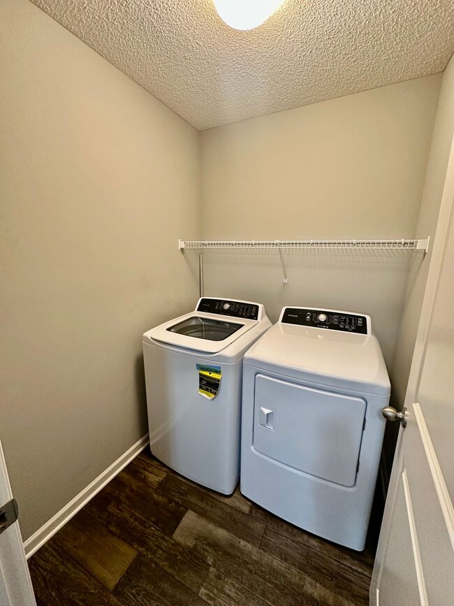 Building Photo - Gorgeous Newer-Built Townhome in Maple Grove!