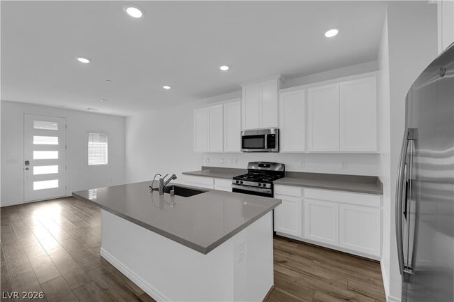 Building Photo - 600 N Carriage Hill Dr