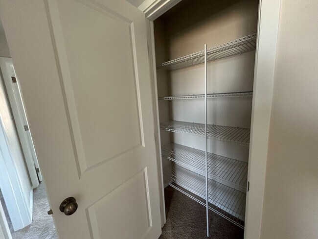 Building Photo - 294 E Viceroy Ave