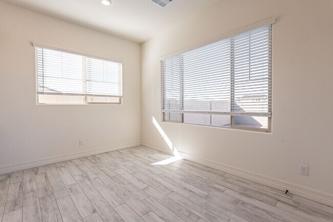 Building Photo - 5 BEDROOM 4 BATH SINGLE FAMILY HOME