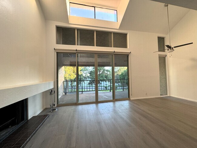 Building Photo - RUNAWAY POINT AT THE LAKES TEMPE