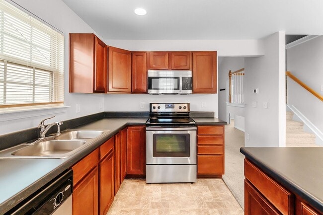 Building Photo - Master-on-Main End-Unit Townhome in Back Creek Villages!