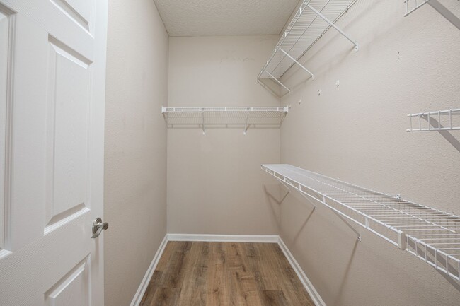 Building Photo - Adorable updated 1st floor condo