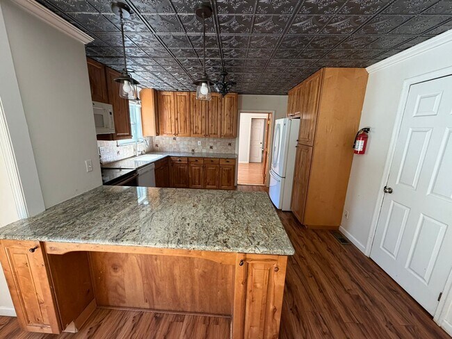 Building Photo - 4BR Colonial with Garage and Large Lot