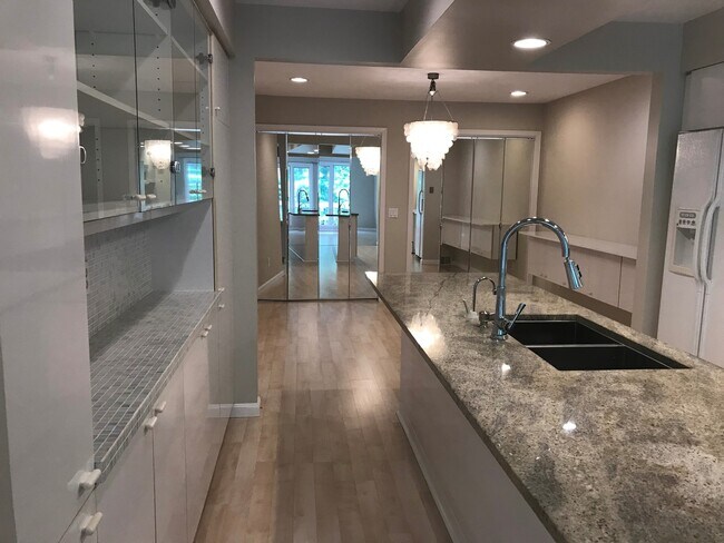 Building Photo - Solon 4 Bedroom Rental