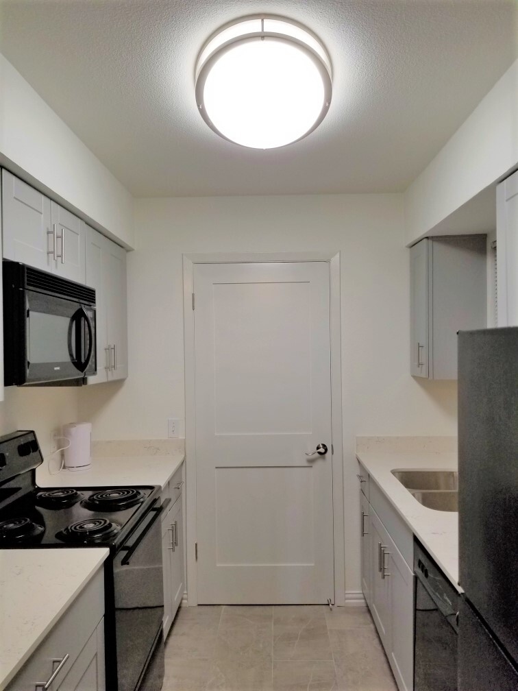 Building Photo - 6646 E Lovers Ln