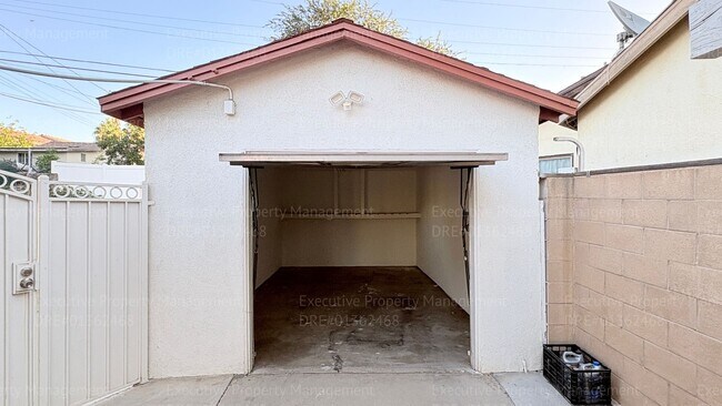 Building Photo - 3 Bedroom 2 bathroom house located near the Kern Medical Hospital, East Bakersfield High, and a s...