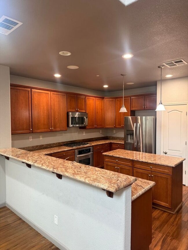 Building Photo - Beautiful 3 Bedrooms 2.5 Bath