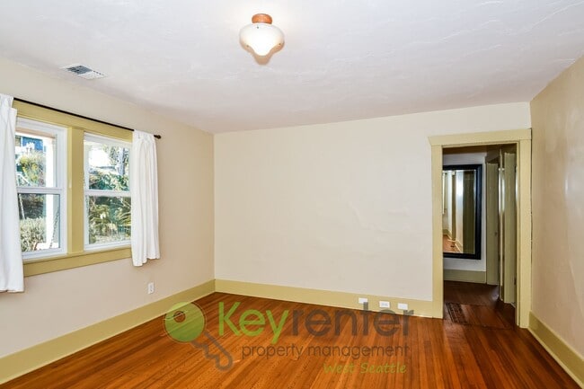 Building Photo - Executive Style 5 Bedroom with Garage and Outdoor Space