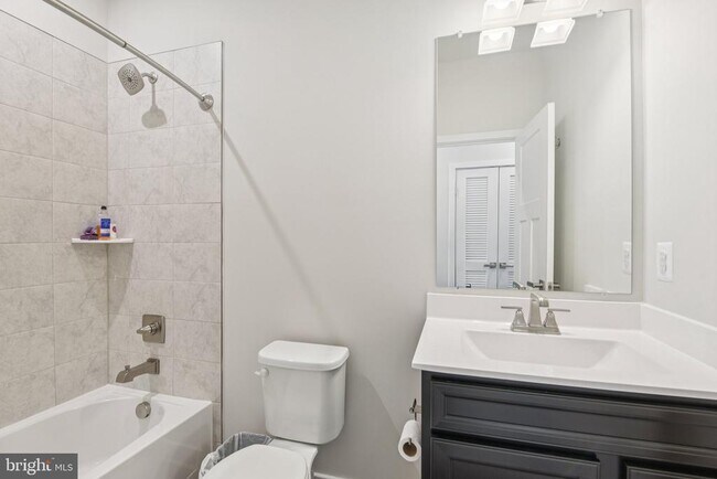 Building Photo - 133 Woodgate Cir