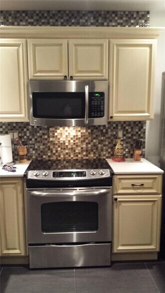 Building Photo - 677 NE 24th St