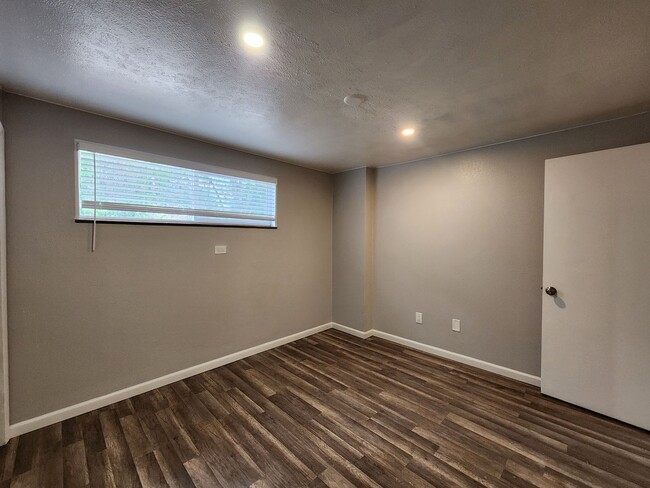 Building Photo - Remodeled 2 Bedroom in Lakewood! Great Loc...