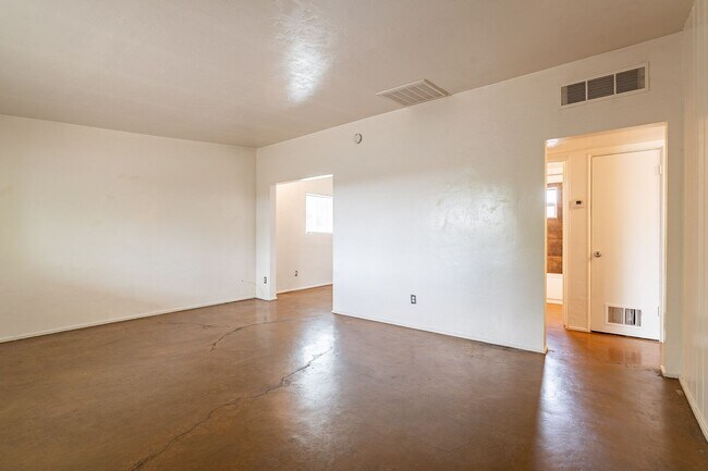 Building Photo - 428 N Norris Ave