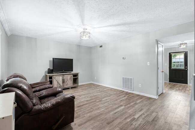 Building Photo - 715 Pine Dr