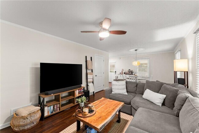 Building Photo - 269 Terrydale Dr SE
