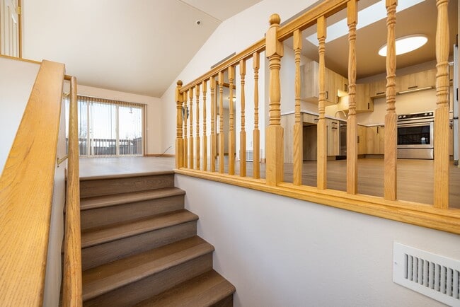 Building Photo - 3 bedroom 2 bathroom west end townhome