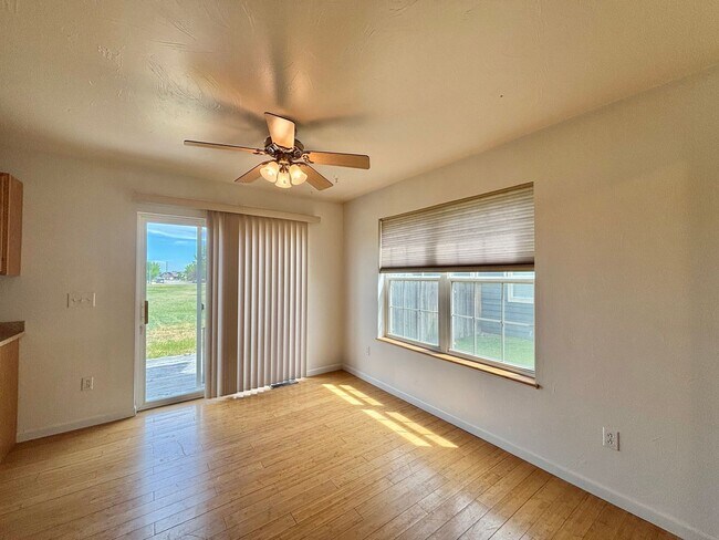 Building Photo - Great 3br/2.5ba, with a bonus space.