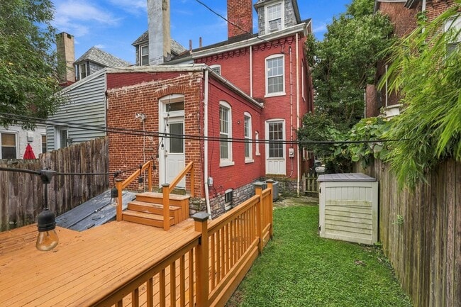 Building Photo - 129 E Clay St