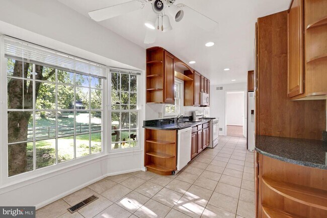 Building Photo - 8208 Gainsborough Ct W