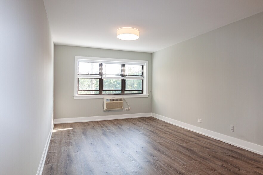 Building Photo - 454 W Barry Ave