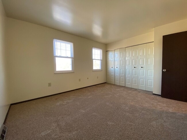 Building Photo - Check This Out! 3 BR Townhome with Washer & Dryer + Equipped Kitchen with Dishwasher! Call Today!