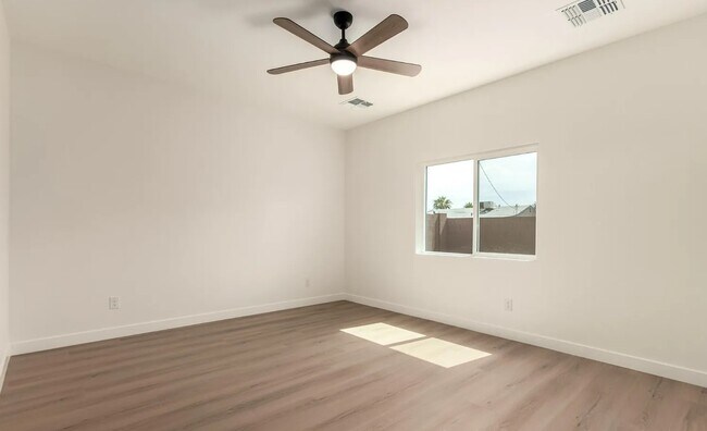 Building Photo - 1835 N 37th Dr