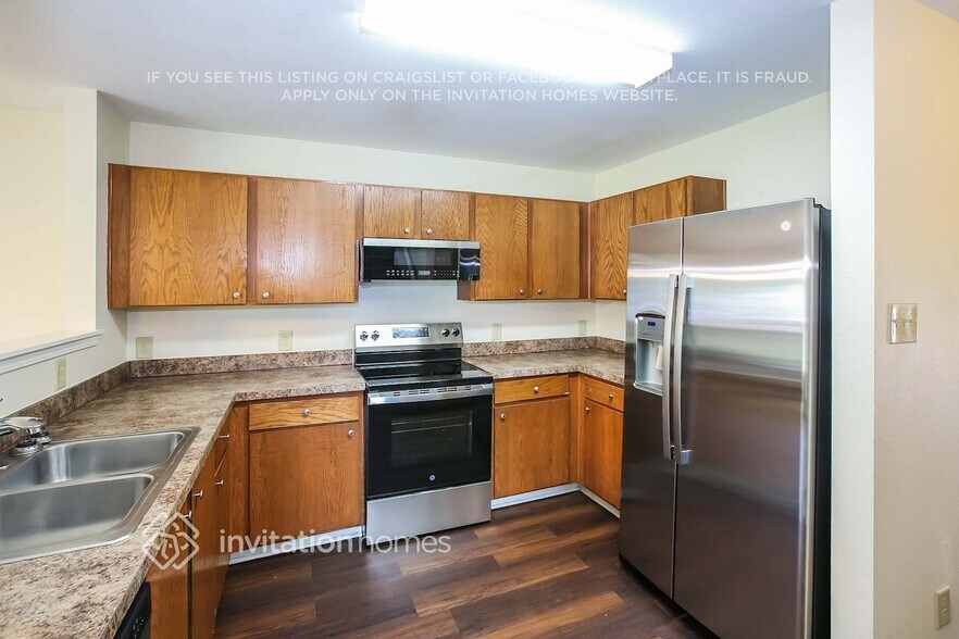 Building Photo - 866 Plaza Walk Dr