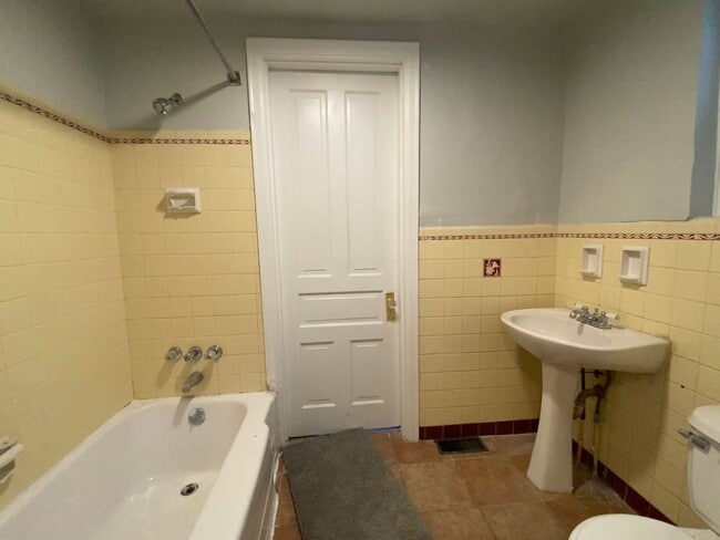 Building Photo - CENTRALLY LOCATED 6 BEDROOM 2 BATH OVER 2200 SQ FT!