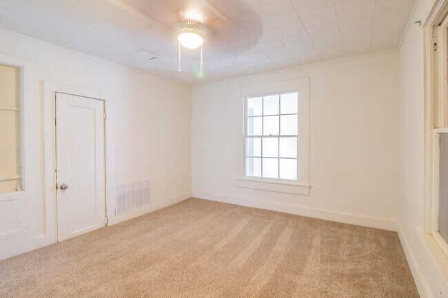 Building Photo - 305 E Lubbock St