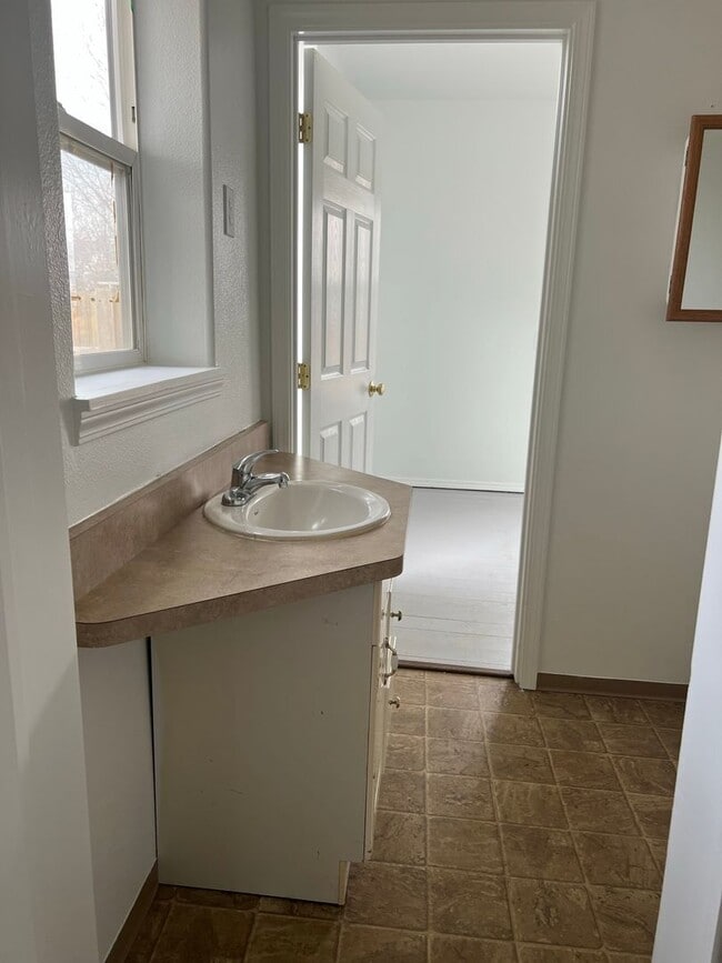 Building Photo - 2 bedrooms with bonus room!