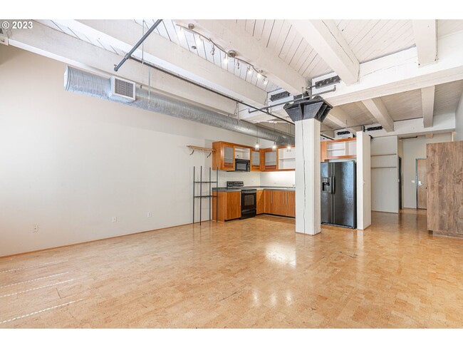 Building Photo - Immaculate 1 bedroom, 1 bath Industrial Lo...