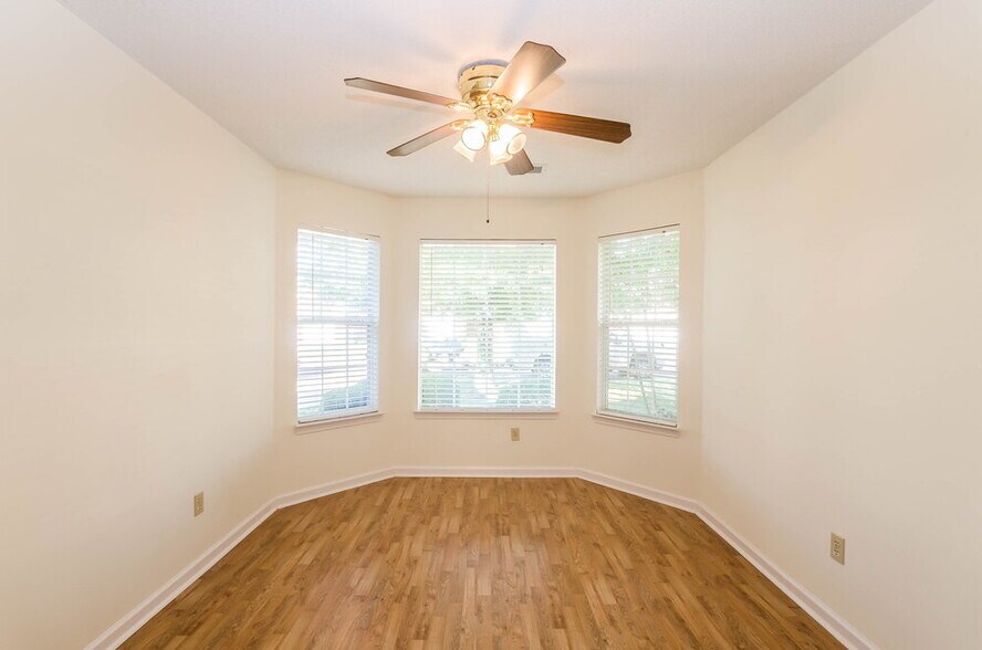 Building Photo - 5892 Alexandria Ln