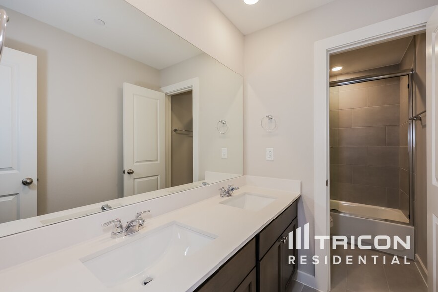 Building Photo - 202 Hardwick Dr