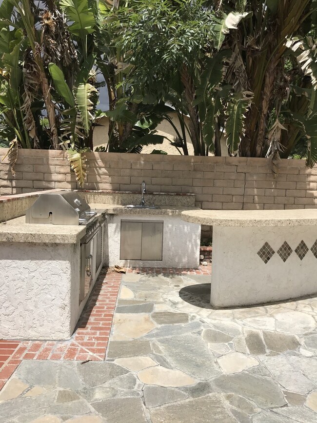 Building Photo - Beautiful 3 Bedroom 2 Bathroom West Hills Home! Great Location! Ready for Move-In!