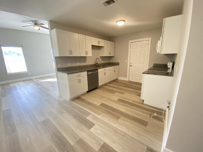 Building Photo - Charming 4-bedroom, 2-bathroom home in Fort Worth, TX!