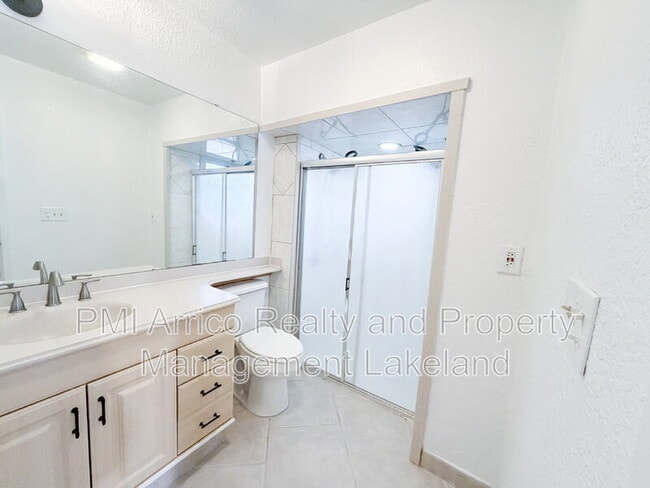 Building Photo - 222 Lakeview Dr