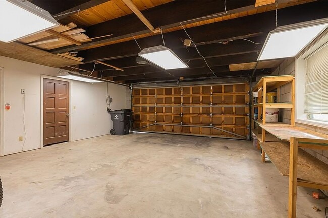 Building Photo - SW Bend Reverse-Living Home on .36 Acres | 5 Bedrooms | 3 Bathrooms