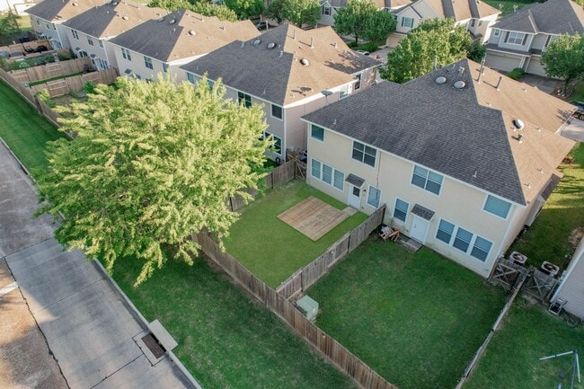 Building Photo - 17230 Oakwood Chase Dr