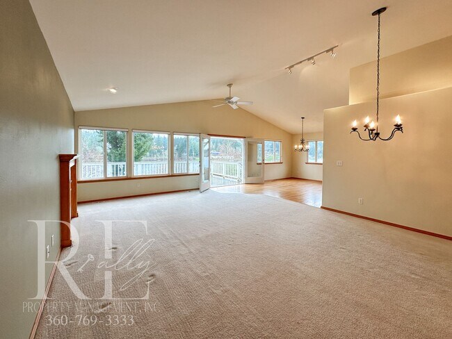 Building Photo - Fantastic Private Lakefront Rambler