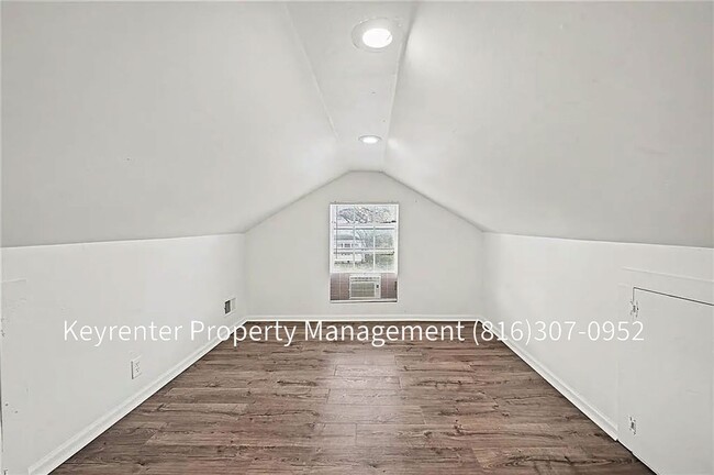 Building Photo - 4 Bedroom 2 bath