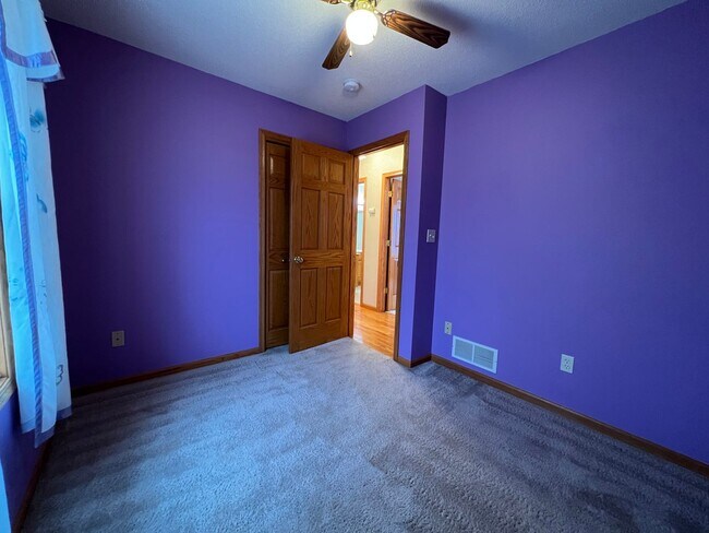 Building Photo - Gorgeous 5 Bed, 2.5 Bath Single-Family Home!