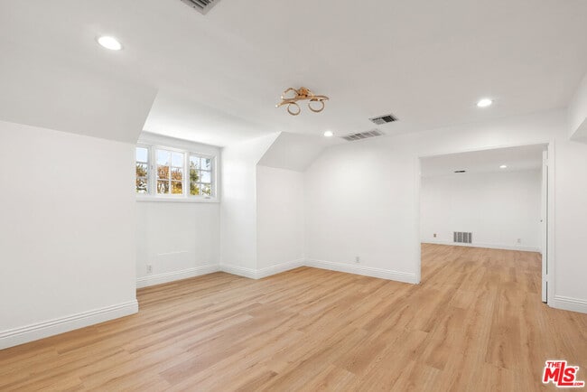 Building Photo - 717 Alta Dr
