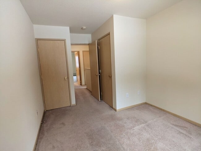 Building Photo - Townhouse, 2BD/1.5BA Condo, Radiant Heat Floors Incl Garage