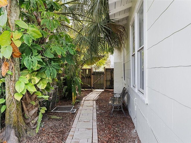 Building Photo - "Charming 3-Bed Oasis in Tampa with 2 Full Baths & 1650 Sq Ft of Comfort!"